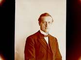 En man, bröstbild.Pastor Rudolf Pettersson