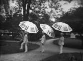 Handelsresande V. Vinberg
Tre pojkar med paraplyer Persil.