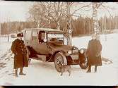 Personbil av märket Buick, T1205, två personer och en hund vid bilen.
G.A. Hellberg. 
Bilen är en 45 hästkrafters Buick som registrerades den 13:e juni 1921 och ägdes av Norra Bil- & Droskstation, S. Hellberg & Co, Örebro.
