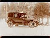 Personbil av märket Buick, T1205, en man och en hund i bilen.
G.A. Hellberg. 
Bilen är en 45 hästkrafters Buick som registrerades den 13:e juni 1921 och ägdes av Norra Bil- & Droskstation, S. Hellberg & Co, Örebro.