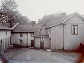 Vinkelbyggt tvåvånings bostadshus med trapphus och förstuga.
Vallinska gården.