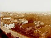 Örebro Försörjningsanstalt, tvåvånings sjukhusbyggnader.
Bilden tagen från Olaus Petrikyrkans torn.