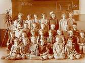 Olaus Petriskolan, klassrumsinteriör, 26 skolbarn med lärarinna Selma Lindkvist, sal 8, klass 2.