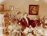 Rumsinteriör, en kvinna.
Slöjdlärarinnan Signe Arvidsson på 50 årsdagen.