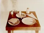 Örebro Ortens Mejeriförening, mjölkbar.
Dukat bord med matsedel.