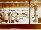 Örebro Konsum.Affärsexteriör, skyltfönster
