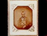 Personporträtt, doktor Charles Dicksson, född 1814, död 1902.
Kopia av daguerrotypi.
Ägare herr H. Schale, Geråsen, Viby socken.
Beställt av greve Lage Posse, Stockholm.