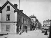 Tvåvånings bostadshus.
Klostergatan norrut från Järntorgsgatan, Järntorget.
Reproduktion efter ett foto från år 1905.