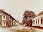 Tenngjutaregården till vänster på bilden.
Drottninggatan norrut från Södra Allén.
Reproduktion efter en bild tagen omkring 1900.