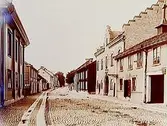 Drottninggatan söderut från Bondegatan, bostadshus.
Bilden är troligen en reproduktion (1934) efter en bild från ca 1903, tagen av fotograf Axel Barr.
