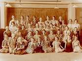 Engelbrektsskolan, klassrumsinteriör, 36 skolflickor med lärarinna Anna Bohlin, sal 22.