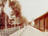 Bostadshus i trä och uthus.Jordgatan norrut från Bondegatan.Reproduktion efter en bild tagen omkring 1905.