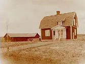 Envånings bostadshus med inredd vind, ekonomibyggnad.
Oskar Henfrid Persson