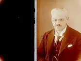 Äldre man, bröstbild.
Musikdirektör Carl Lundberg
Två bilder på samma glasplåt.