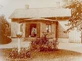 Oskarsparken, envånings bostadshus med glasad veranda, f.d. Ekströmska trädgården 1870-1890.