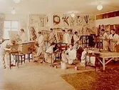 Örebro Yrkesskola, interiör av målarskolan, 14 pojkar som målar och dekorerar.