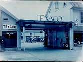 Texaco-Bensinstation, två bussar på gården.
Byggmästare Axel Moberg