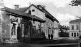 En och tvåvånings bostadshus, Silltorget, nuvarande Järntorget.
Bilden tagen efter ett foto från 1890-talet.