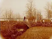 En man vid landsvägsbron.
Till Lantbrukshögskolans hydrotekniska institution, Uppsala.
Professor H. Flodkvist