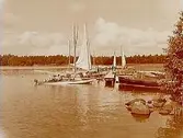 Segelbåtar och motorbåtar vid bryggan.
S.S.H:s Regata.