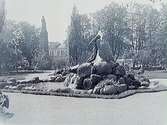 Centralparken, statyn Befriaren och i bakgrunden Karl XIV Johans staty.