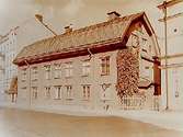 Tvåvånings träbyggnad med inredd vind, brutet tak.
 Huset var tjänstebostad för brandchefen. Det låg vid brandstationen och revs hösten 1936.