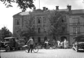 Stenhus i tre våningar med klassicerande fasad i rött tegel och beige puts, Örebro Hushållningssällskaps hus.