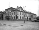 Tvåvånings bostadshus med inredd vind och frontespis.
AB Göteborgs Banken, Fenixhuset, m.m.