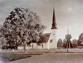Glanshammars kyrka och klockstapeln.