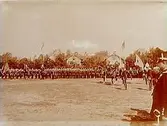 Kungliga Livregementet till fots, uppställt i öppen fyrkant då överste Lilliehöök avtackade regementet den 29 augusti 1897. 
Bilden tagen 1937 efter en gammal bild.