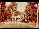 Sommarvilla vid Norra Lången, envånings sommarvilla med inredd vind, brutet tak, två fönsterhuvar, stor veranda med balkong. 
Bilden tagen till vykort.
Överstelöjtnant Gustaf Malmros
