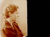 En kvinna, bröstbild.Fröken Harriet FranzénTvå bilder på samma glasplåt.