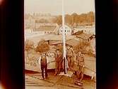 Fyra plåtslagare på taket vid flaggstången.
Utsikt norrut mot slottet.
Plåtslagare Andersson