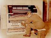 Montering av orgel. En man.
Direktör Gunnar Setterqvists Orgelfabrik.