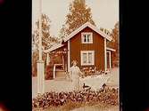 En kvinna framför en stuga.Rut Wittgren på 40 årsdagen.