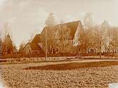 Ärentuna kyrka och klockstapeln.