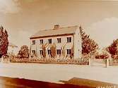 Tvåvånings villa med trädgård.Direktör Seibert(Två bilder på samma glasplåt).