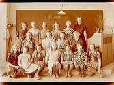 Holmens skola, klassrumsinteriör, 16 flickor med lärarinnan fröken Karin Carlen, klass 6h, sal 1.