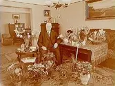 Rumsinteriör, en man.Vicevärd C.O. Eklinds 60 årsdag.