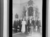 Konfirmander, en flicka och 6 pojkar och pastor G. Thorman.
Interiör av koret i Tysslinge kyrka.