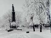 Centralparken, snö och rimfrost på statyn av Karl VIX Johan.