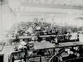 Fabriksinteriör, interiör från nåtlingen och skärningen.
AB Örebro Skofabrik.