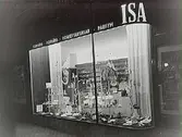Exteriör, skyltfönster.
AB ISA sjukvårdsaffär.