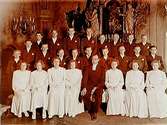 Konfirmander, 7 flickor, 18 pojkar och pastor Sten Persson. I bakgrunden koret.
Glanshammars kyrkskola.