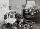Rumsinteriör, en man.C. Bergqvist på 75 årsdagen.