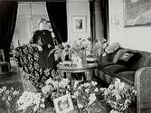 Grosshandlare Carl Götbergs fru på 60 årsdagen.Rumsinteriör, en kvinna.