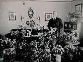 Rumsinteriör, en man.Grosshandlare Birger Janssons 50 årsdag.