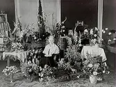Fru Anna Örströms 90 årsdag.Rumsinteriör, en kvinna.