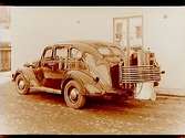 Amerikansk personbil av märket Plymouth med gengasaggregat.
Ingenjör Henning Broms Automobilfirma.