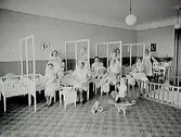 Holmsätershemmet, interiörer från barnavdelningen med barn och barnsköterskor.